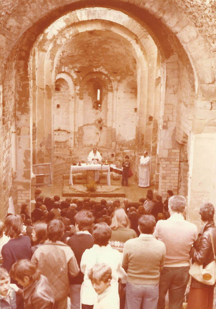Grup de gent a l'església canonical de Sant Pere