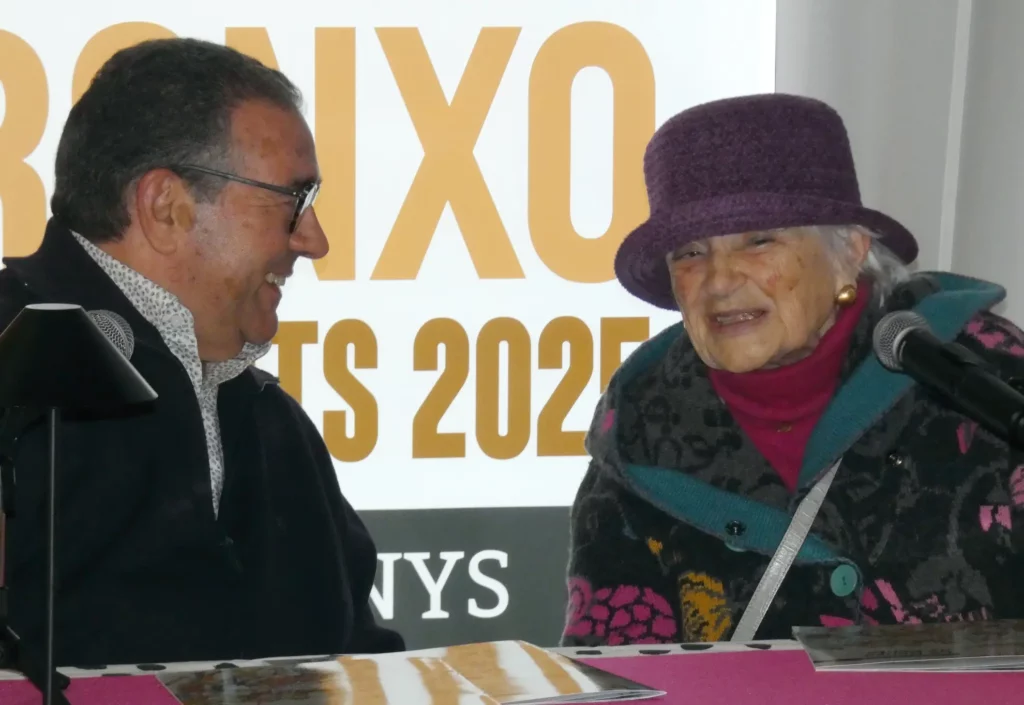 Moment de la conversa entre Pilarín Bayés i Jaume Invernon