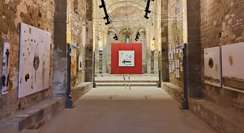 Aspecte de l’església durant l’exposició de Massana