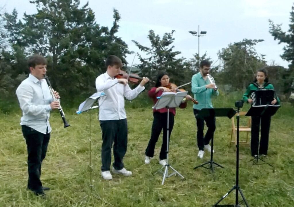 Instantània presa durant l’actuació dels 5 músics pontsicans