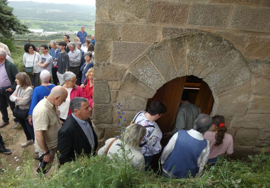 Assistents a la inauguració esperant per entrar