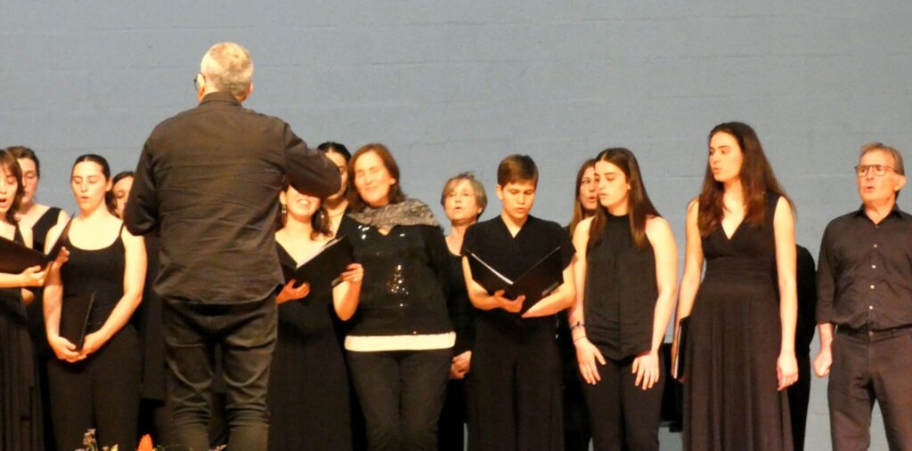 Narcís Cercós dirigint la massa coral