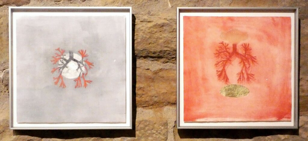 Dues de les obres exhibides