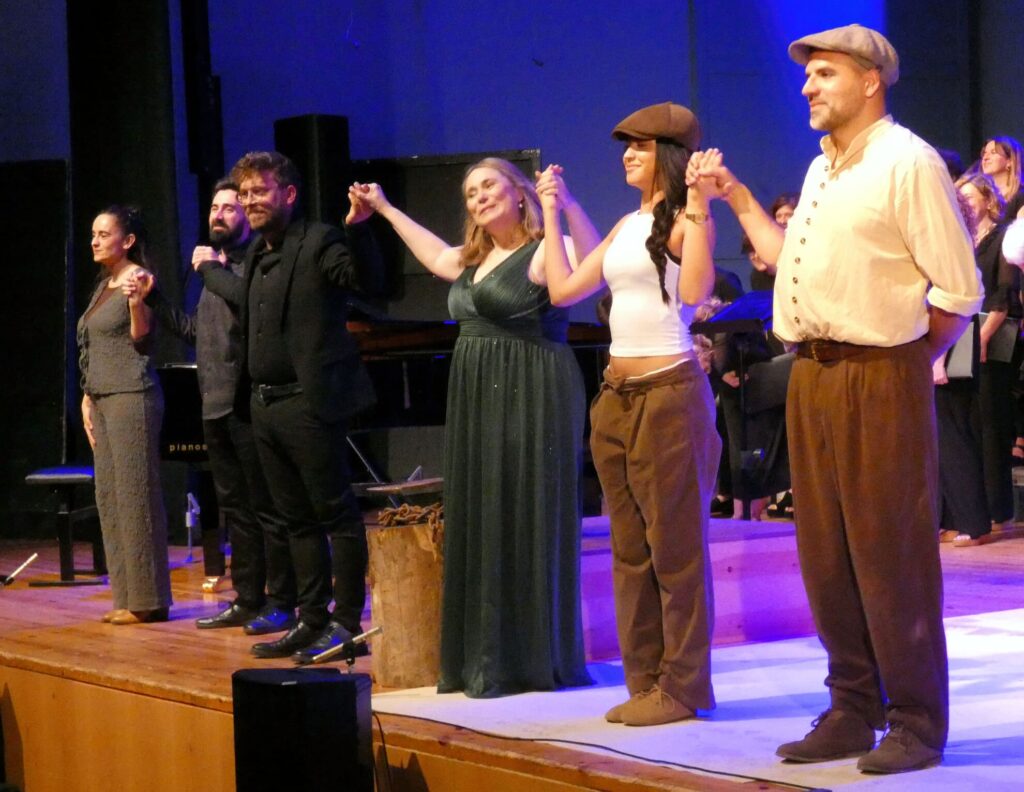 Els protagonistes principals saludant al públic assistent