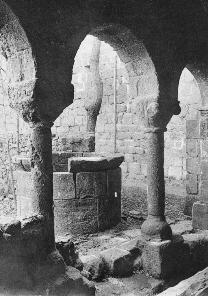 Aspecte del claustre i cisterna del monestir de Gualter
