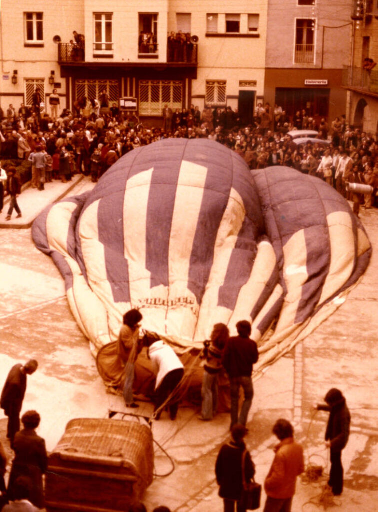 Un globus a punt d'enlairar-se a la plaça Planell