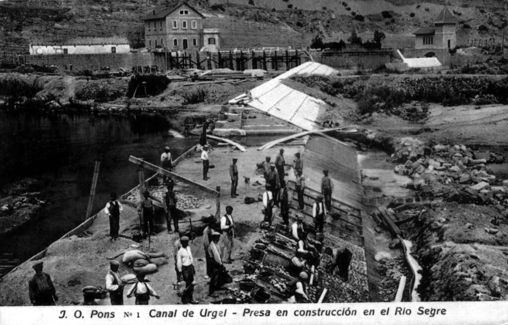 Operaris treballant en la presa del Canal d'Urgell