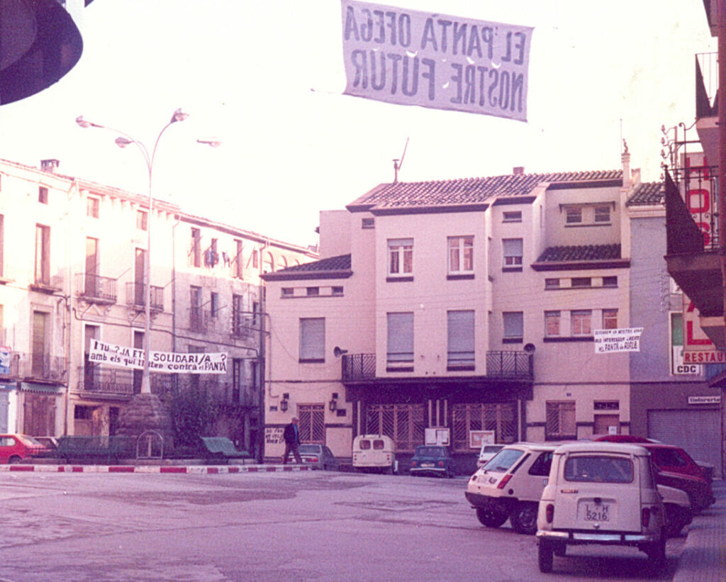 Pancartes d'oposició al pantà de Rialb