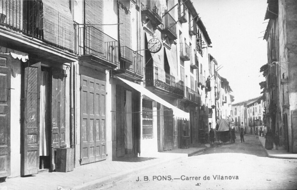 Vista parcial de la plaça Planell i del carrer Vilanova