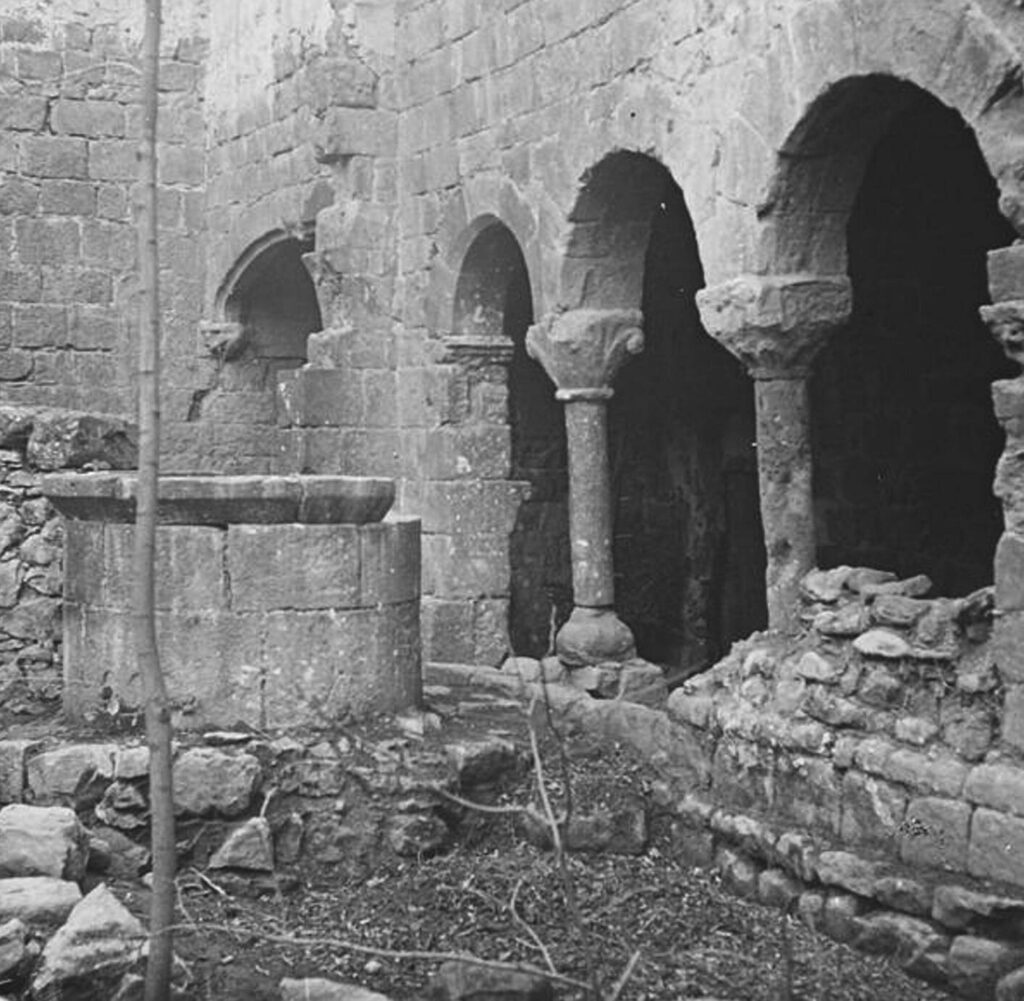 Aspecte del claustre del monestir de Gualter