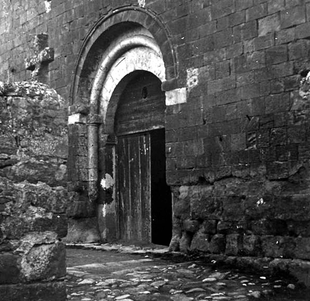 Aspecte de la portalada del monestir de Gualter