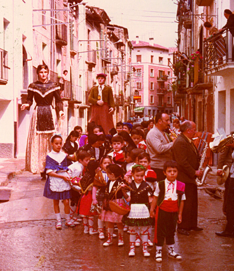 Comitiva del Roser passant pel carrer Vilanova