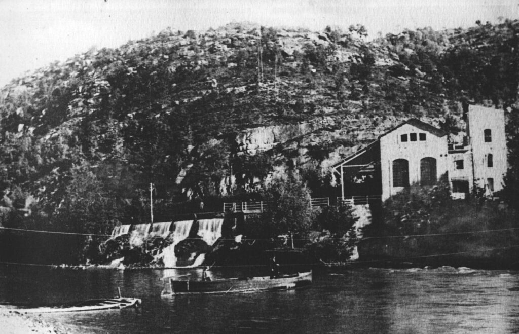La Central Hidroelèctrica i la barca que travessava el riu