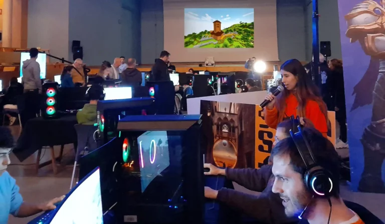 L’entorn de la canònica i el castell al videojoc Minecraft