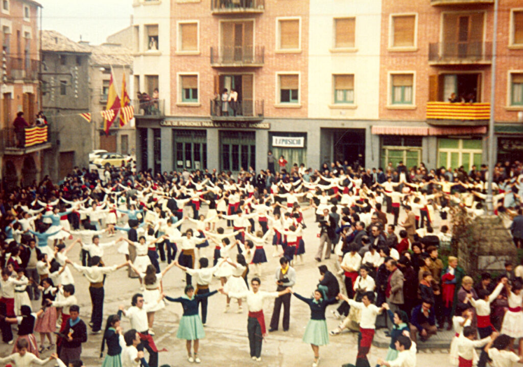 Aspecte d'un concurs de sardanes a la plaça Planell